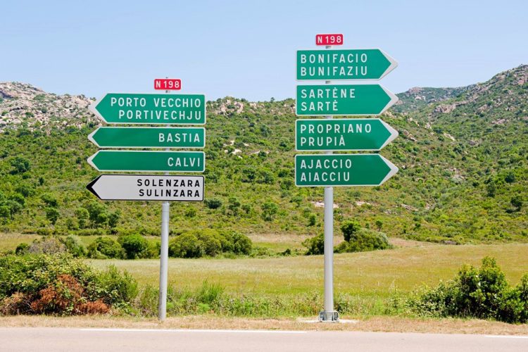 Richtung auf den Straßen von Korsika